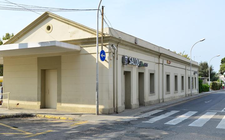 Breed goudgeel zandstrand aan de Costa Dorada bij Salou