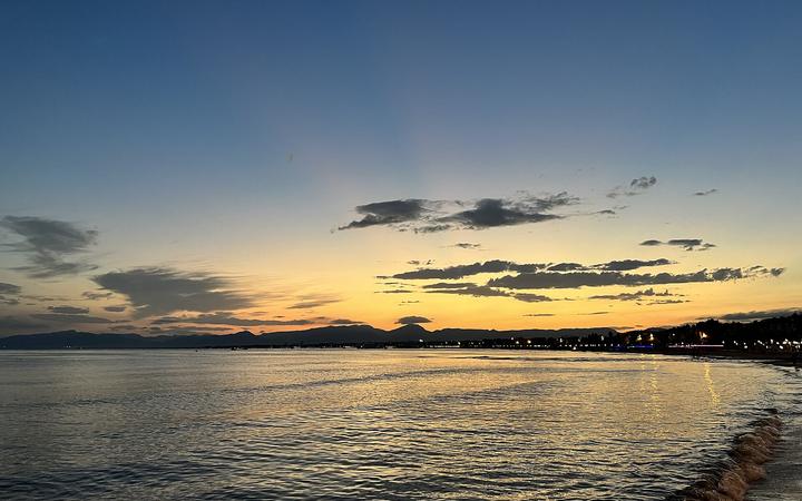 Salou bij zonsondergang met warm avondlicht boven de kust