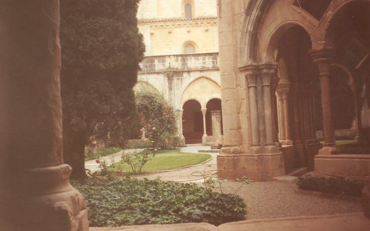 Het middeleeuwse cisterciënzerklooster van Poblet met zijn vestingmuren