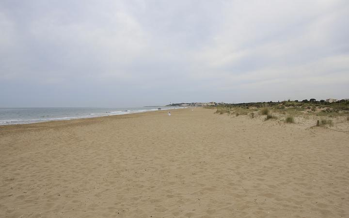 Lege duinen en een breed zandstrand bij Platja dels Muntanyans in Torredembarra