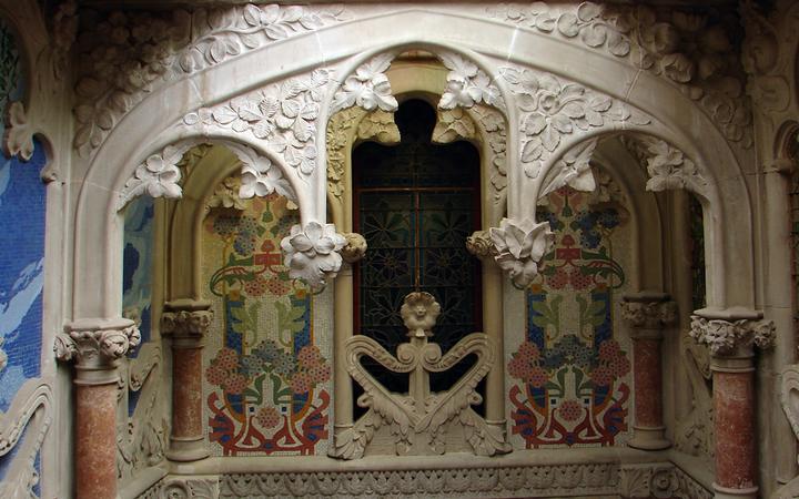 Het rijk versierde modernistische interieur van Casa Navàs in Reus met glas-in-loodramen