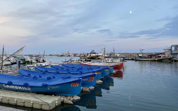 De vissershaven van Cambrils met vissersboten en restaurants langs de kade