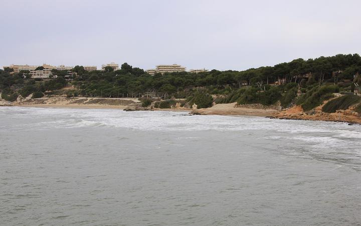 Het lange, rustige strand Platja Llarga in Salou