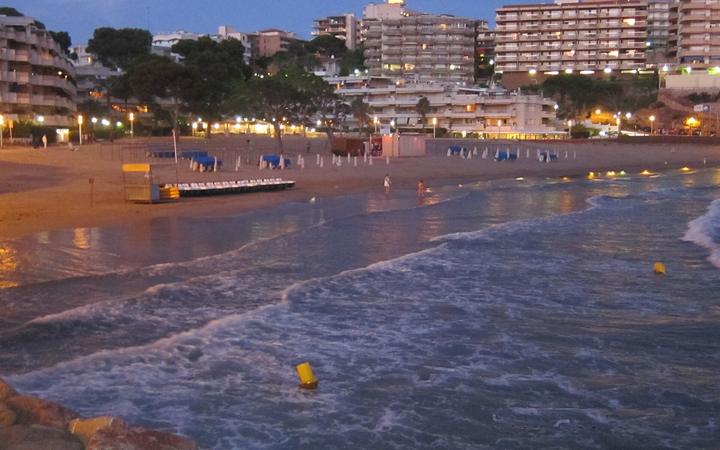 Avondlicht op het strand van Salou met hotels langs de kust