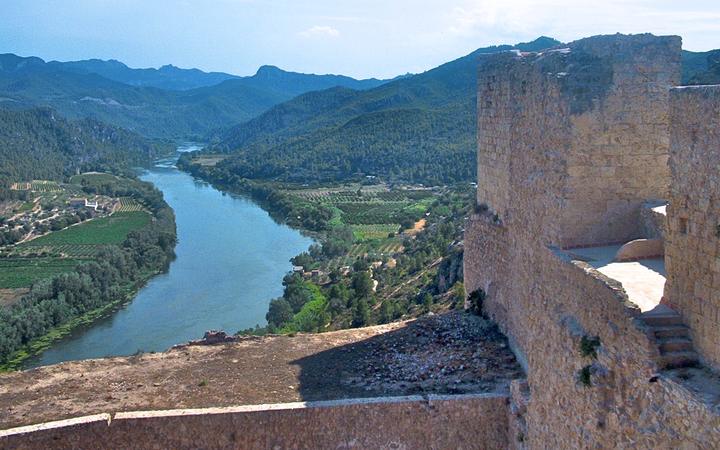 De Tempeliersburcht van Miravet op een rots boven de rivier de Ebro