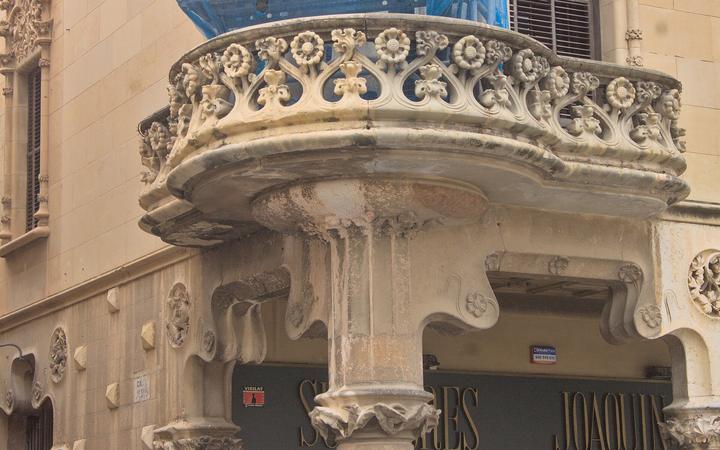 De rijk versierde modernistische gevel van Casa Navàs aan de Plaça del Mercadal in Reus