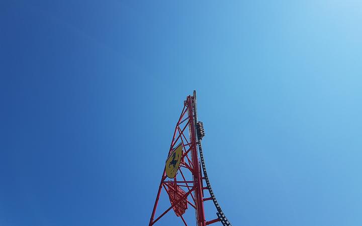 De rode lanceerachtbaan Red Force van 112 meter hoog in Ferrari Land